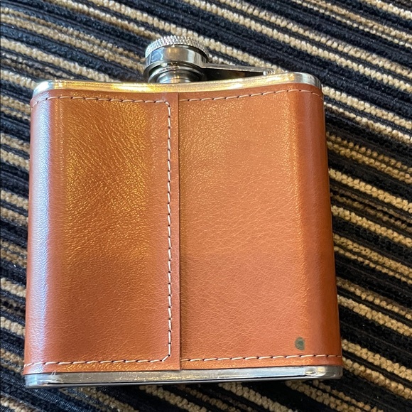🥃 Brown Leather Hip Flask 🥃 - Picture 3 of 5